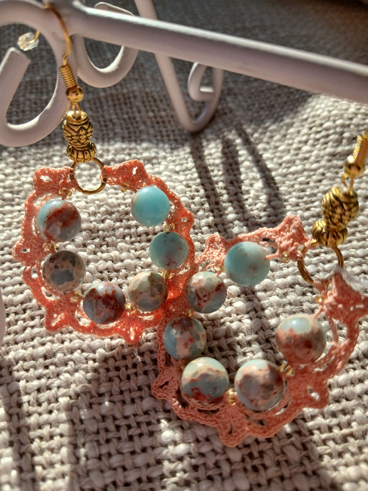 Boucles d'oreilles Crochet Saumon – Perles de Serpentine & Doré