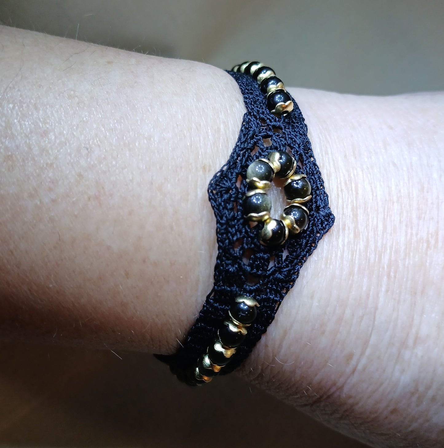 Bracelet noir perles d'Obsidienne dorée fait main France crochet artisanal