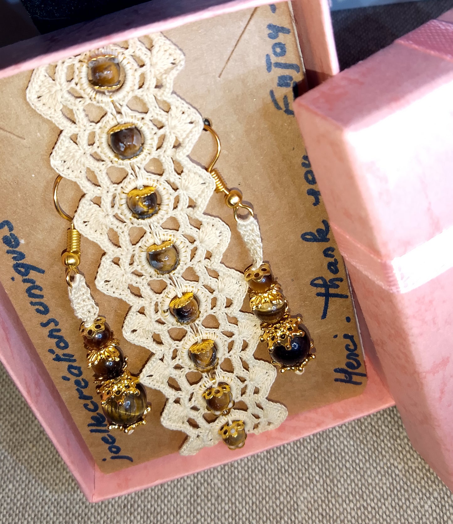 Ensemble bracelet et boucles d'oreilles beiges faits main perles oeil de tigre, crochet artisanal fait en France