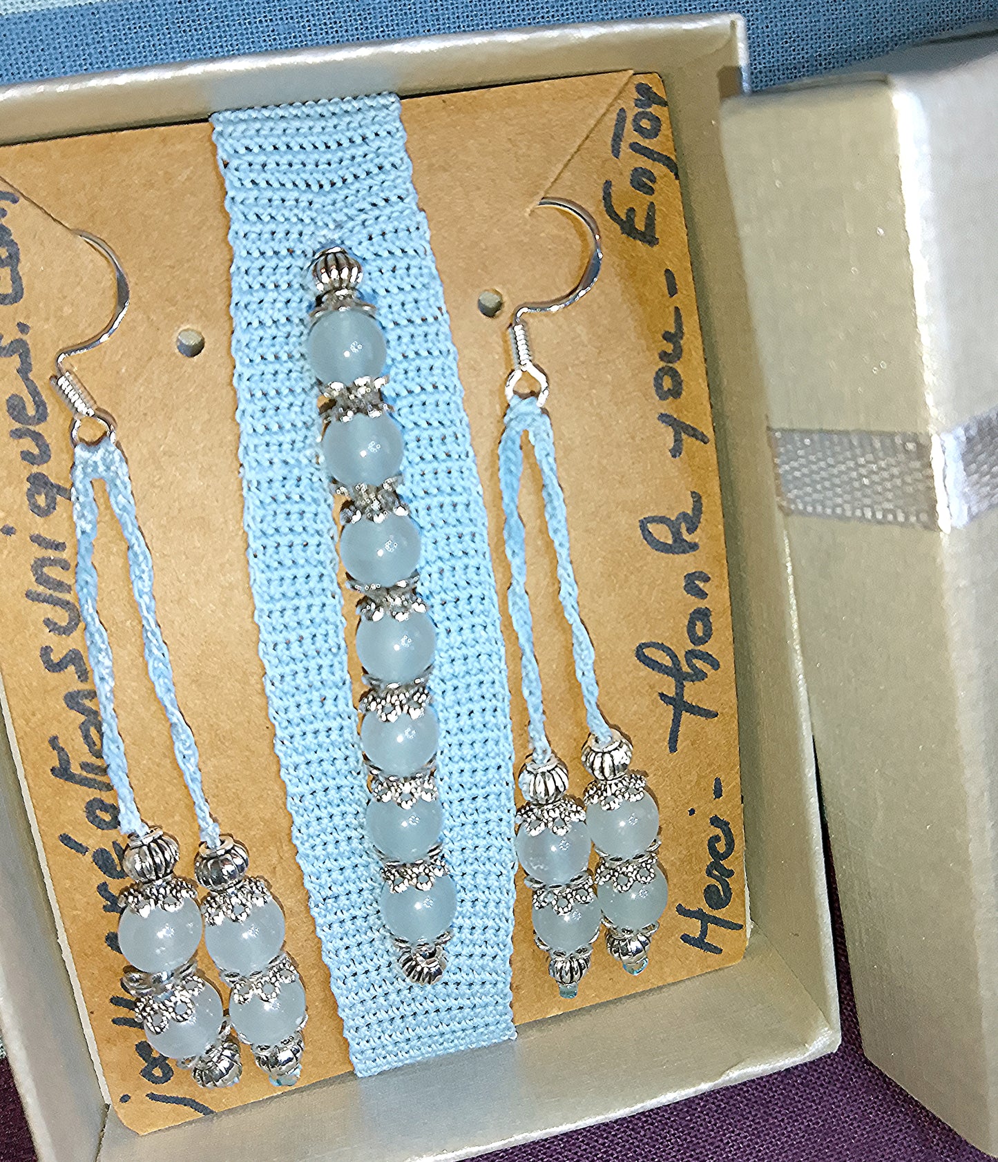 Ensemble Evelyne bracelet et boucles d'oreilles bleu ciel perles de jade gris bleu fait main en France crochet artisanal