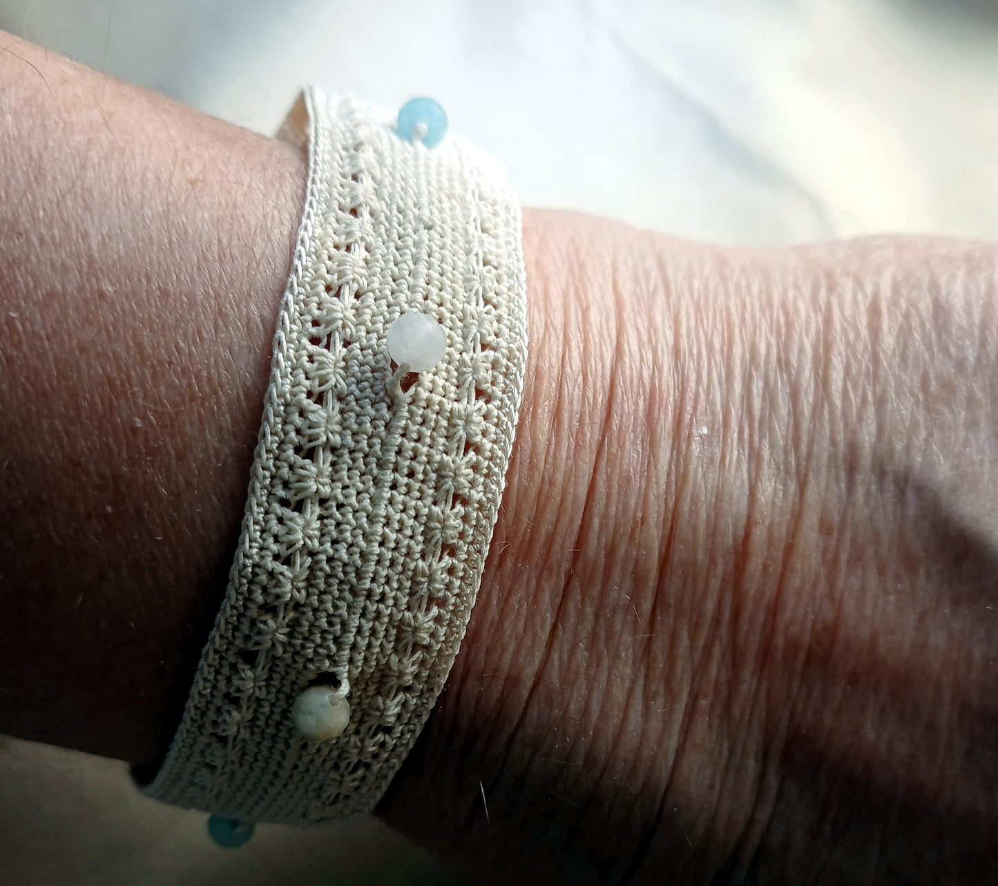 Bracelet beige perles facétées de morganite fait main France crochet artisanal