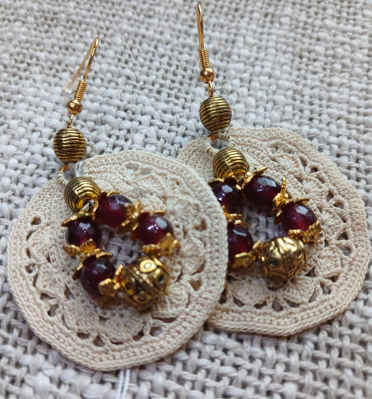 Boucles d'oreilles médaillon — Dentelle crochet beige, rubis & doré