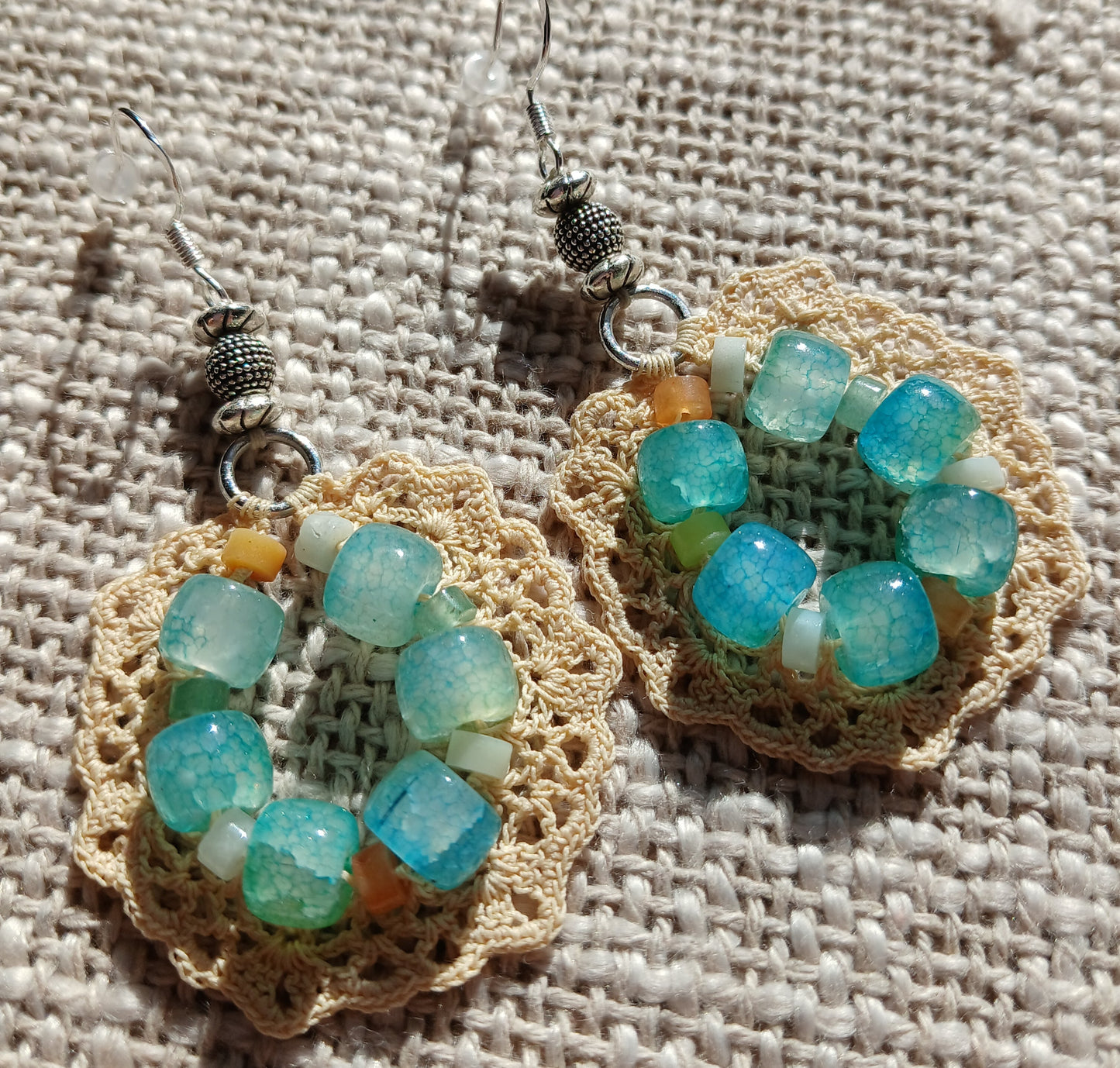 Boucles d'oreilles crochet coton beige avec perles d'agate veine de dragon et perles Heishi