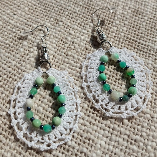 Boucles d'oreilles Chrysoprase & Émeraude facettée – Crochet coton blanc