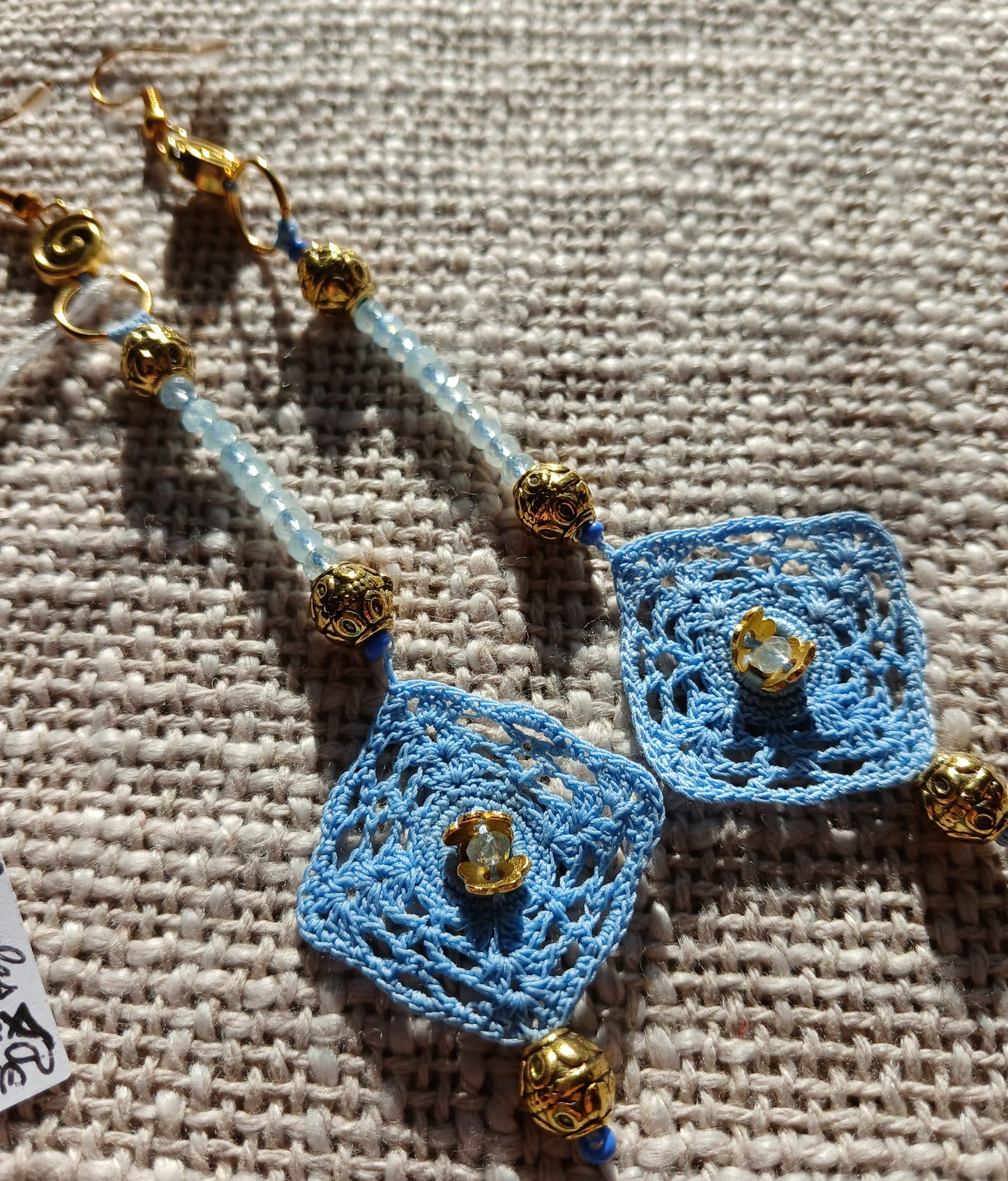 Boucles d'oreilles Crochet Bleu Ciel – Perles d'Aigue-Marine & Doré