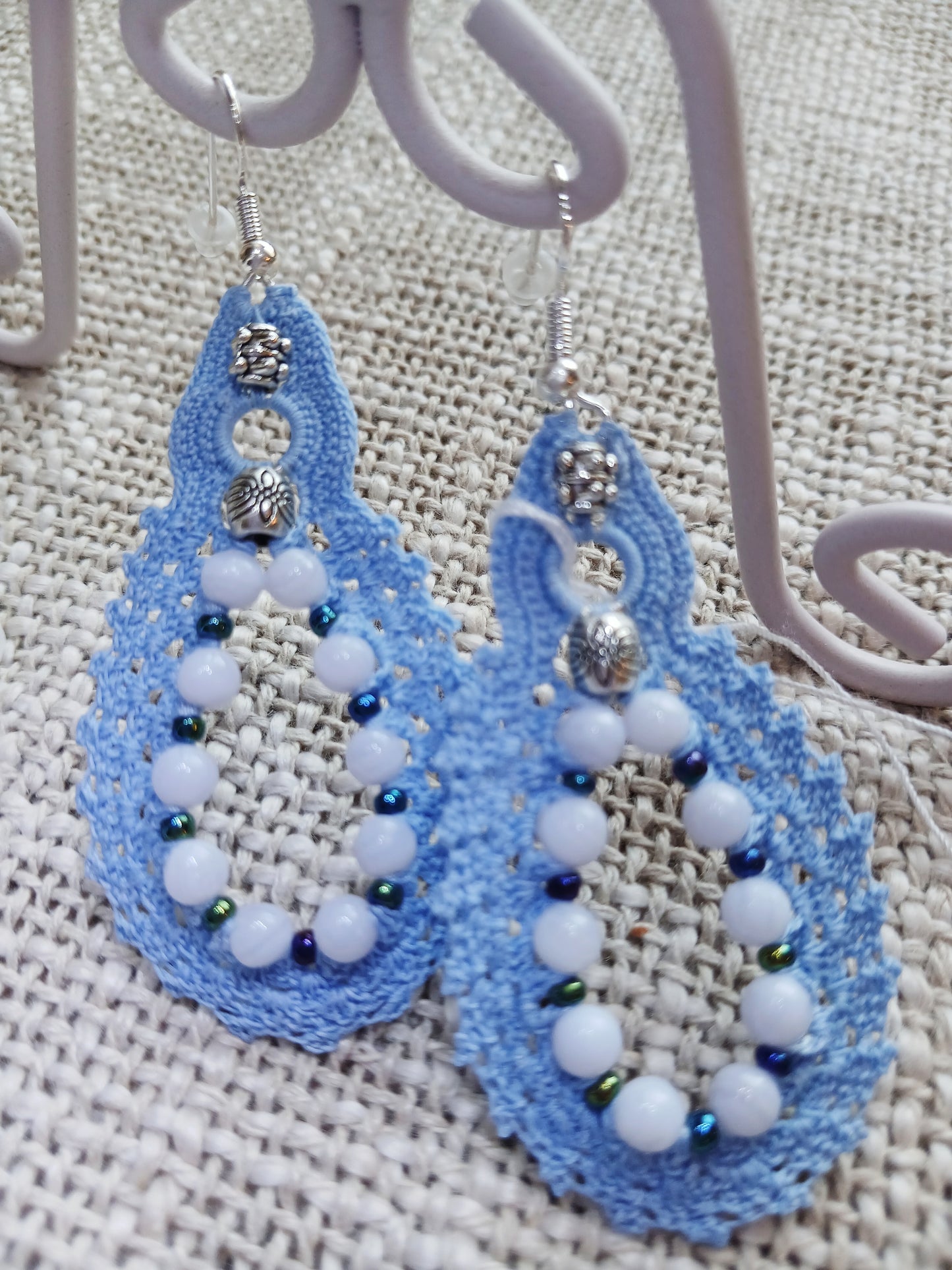 Boucles d'oreilles pendantes — Crochet bleu ciel, calcédoine & rocailles irisées