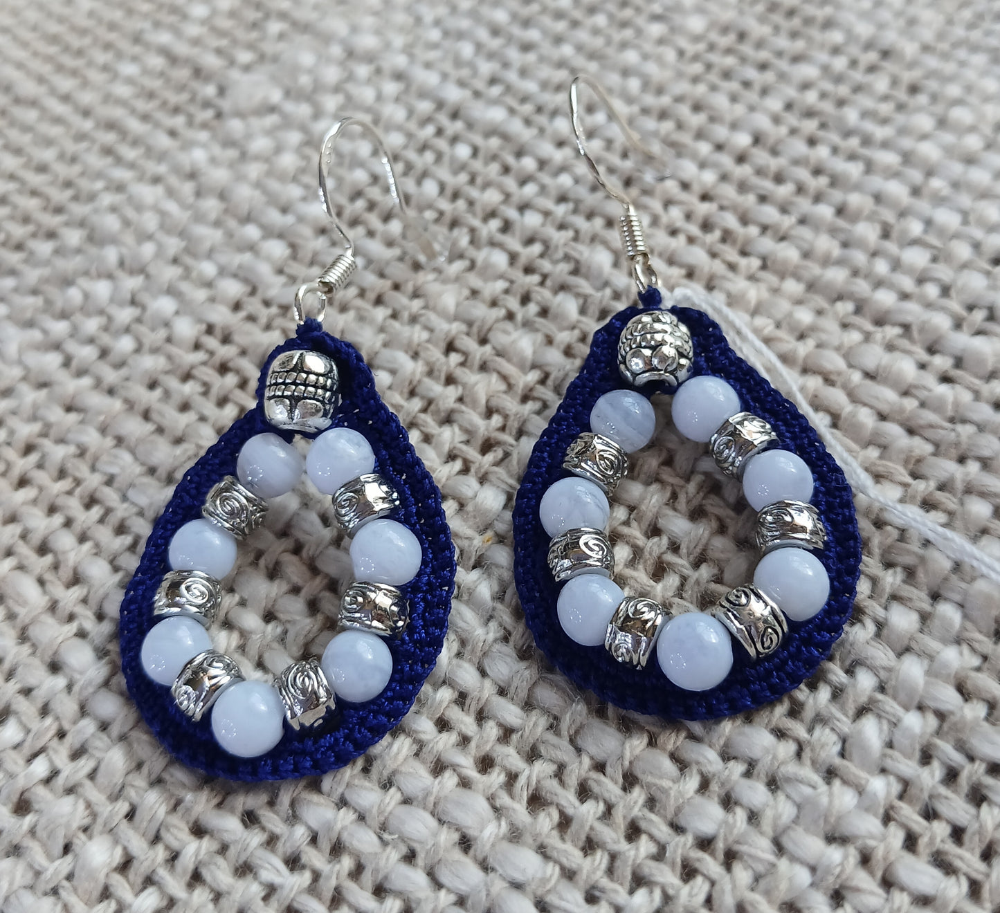 Boucles d'oreilles goutte — Crochet bleu marine, calcédoine & argenté tibétain