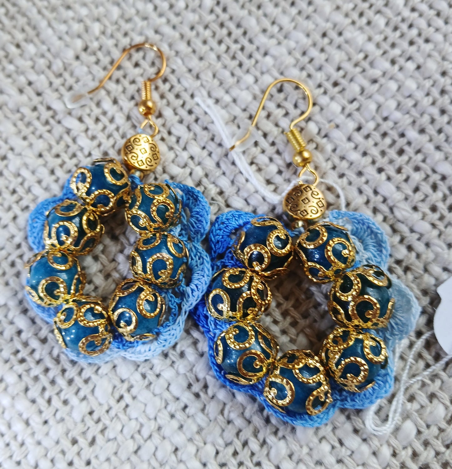 Boucles d'oreilles fleur crochet coton dégradé bleu avec perles d'apatite émaillées bleu et or et apprêts dorés