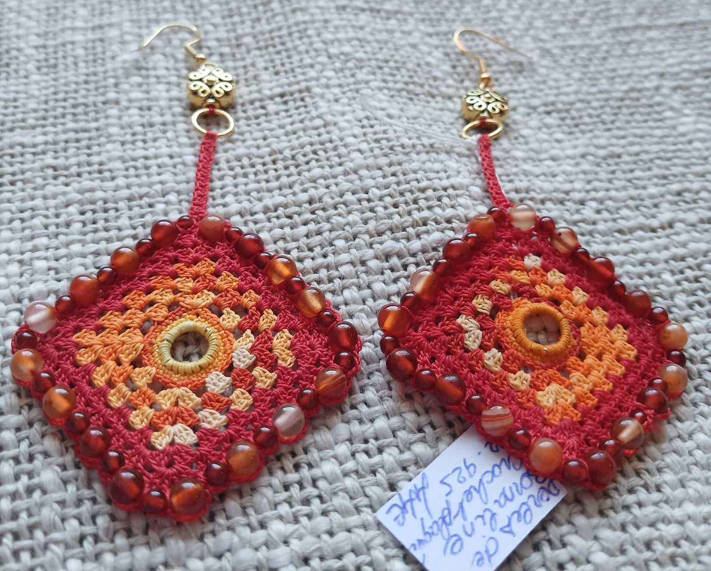 Boucles d'oreilles carrées au crochet dégradé jaune-orange et rouge vermillon, bordées de perles de Cornaline, crochets plaqués or 925