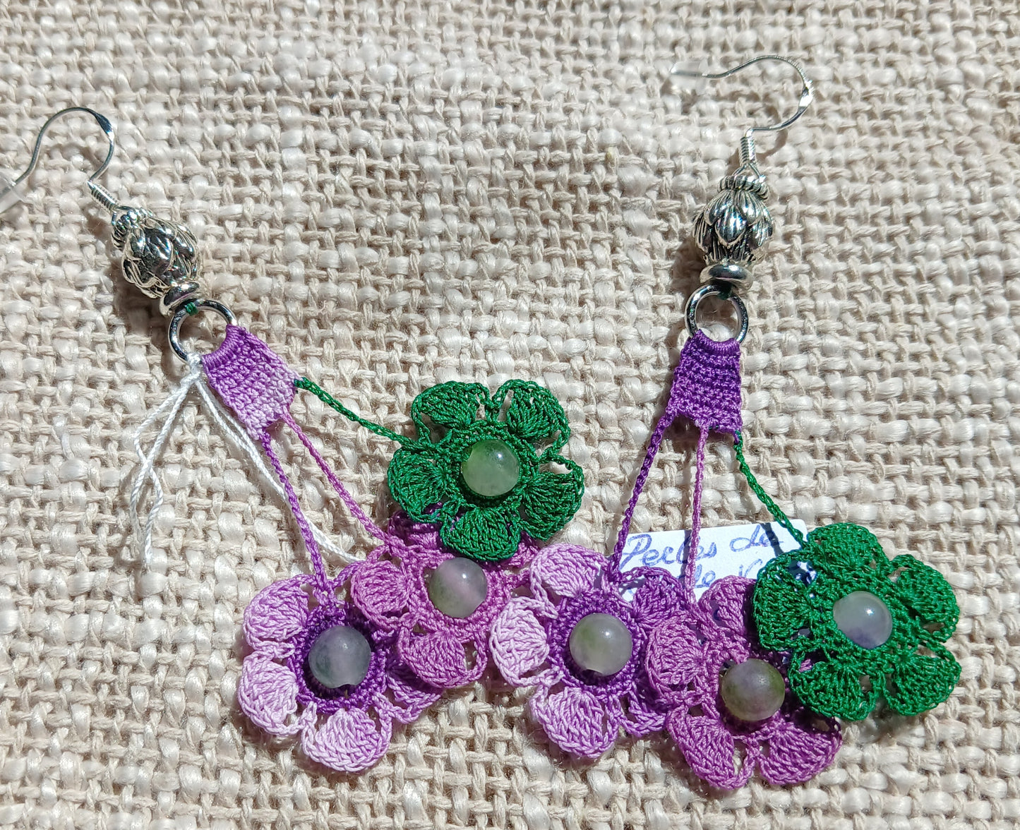 Boucles d'oreilles fleurs superposées crochet coton bicolore violet et vert avec perles de jade violet et apprêts argentés