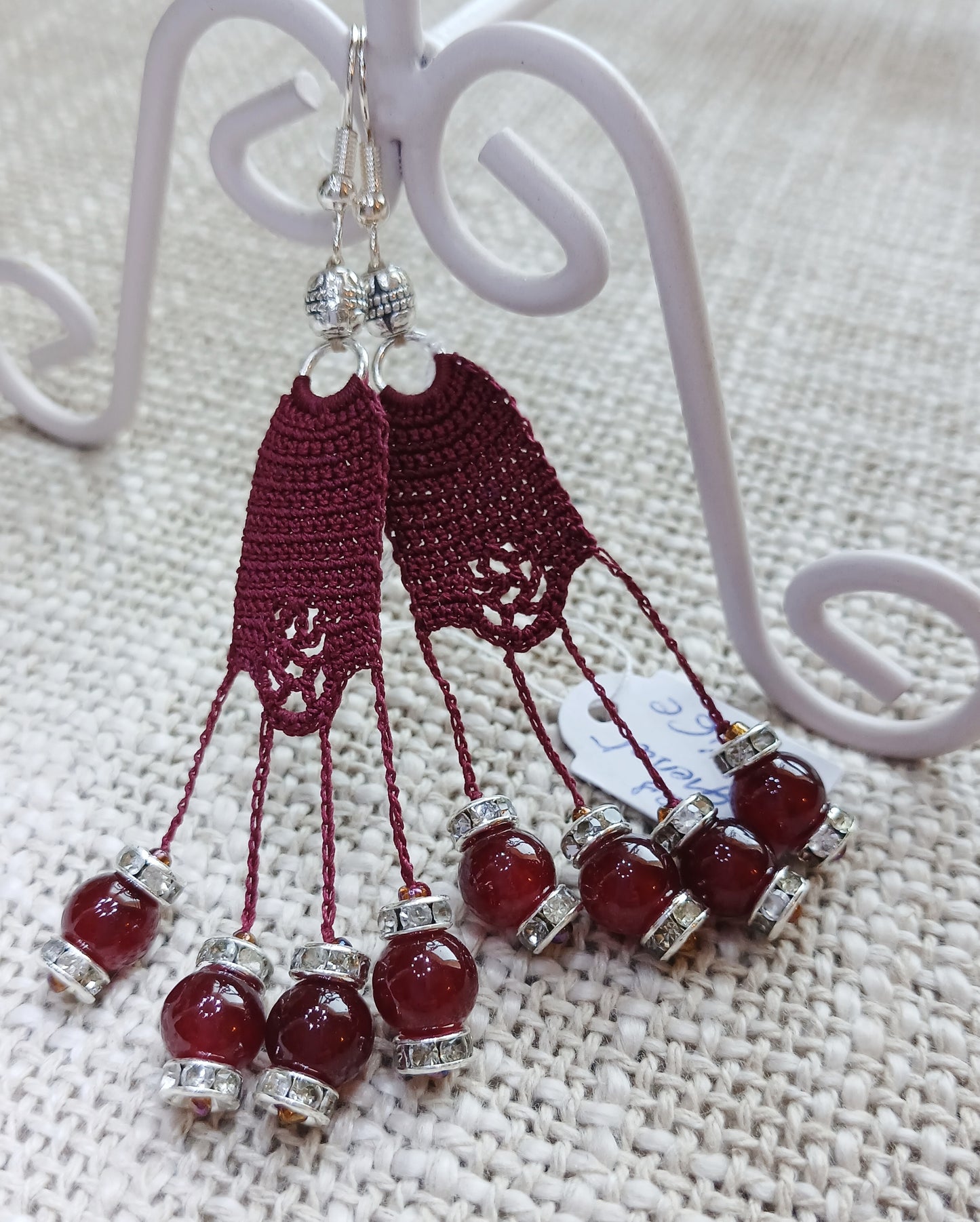 Boucles d'oreilles pendantes — Crochet grenat, perles de grenat & strass
