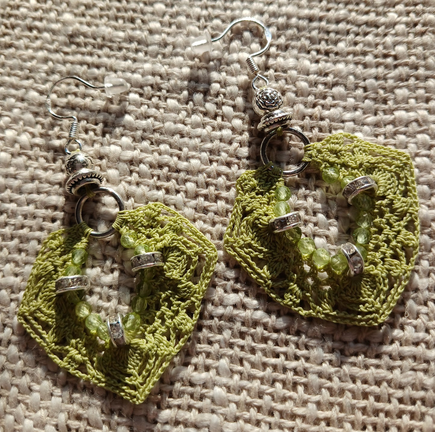 Boucles d'oreilles crochet vert clair & péridot facetté