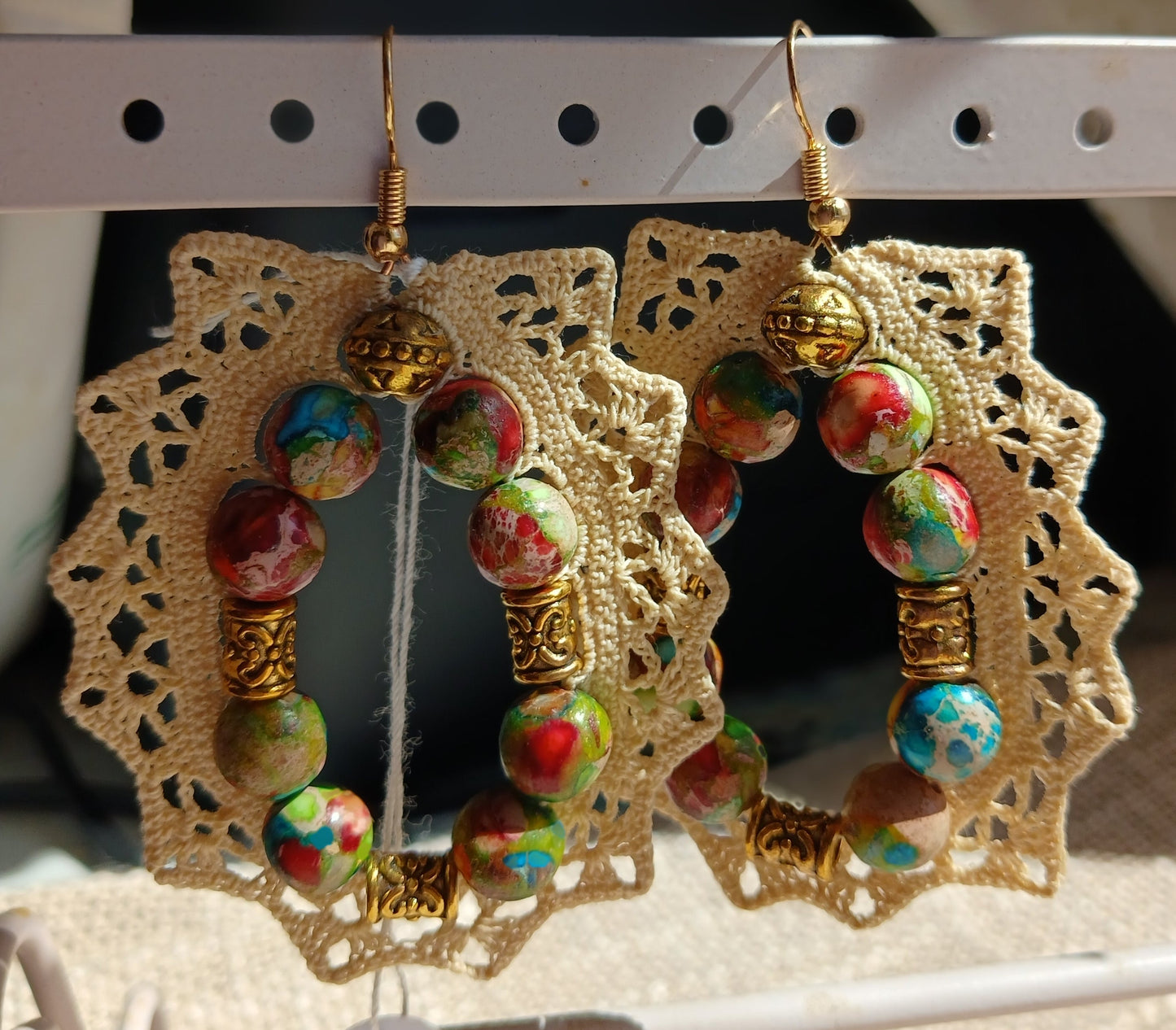Boucles d'oreilles grand carré dentelle crochet coton beige avec perles de jaspe Sea Sediment multicolore et apprêts dorés ciselés