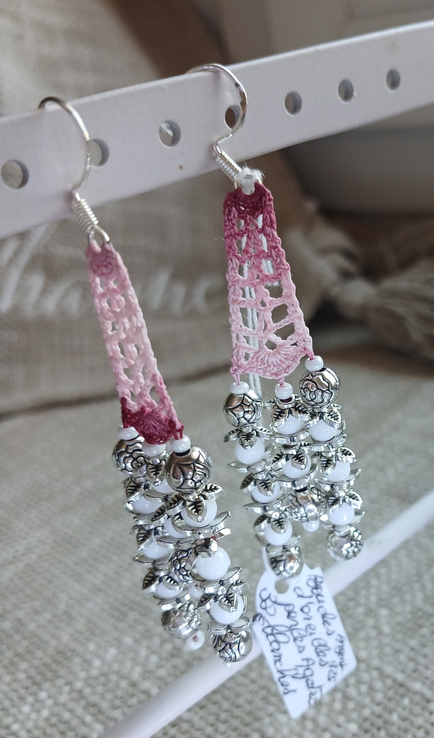 Boucles d'oreilles pendantes dentelle crochet coton dégradé rose avec perles d'agate blanche et apprêts argentés fleuris