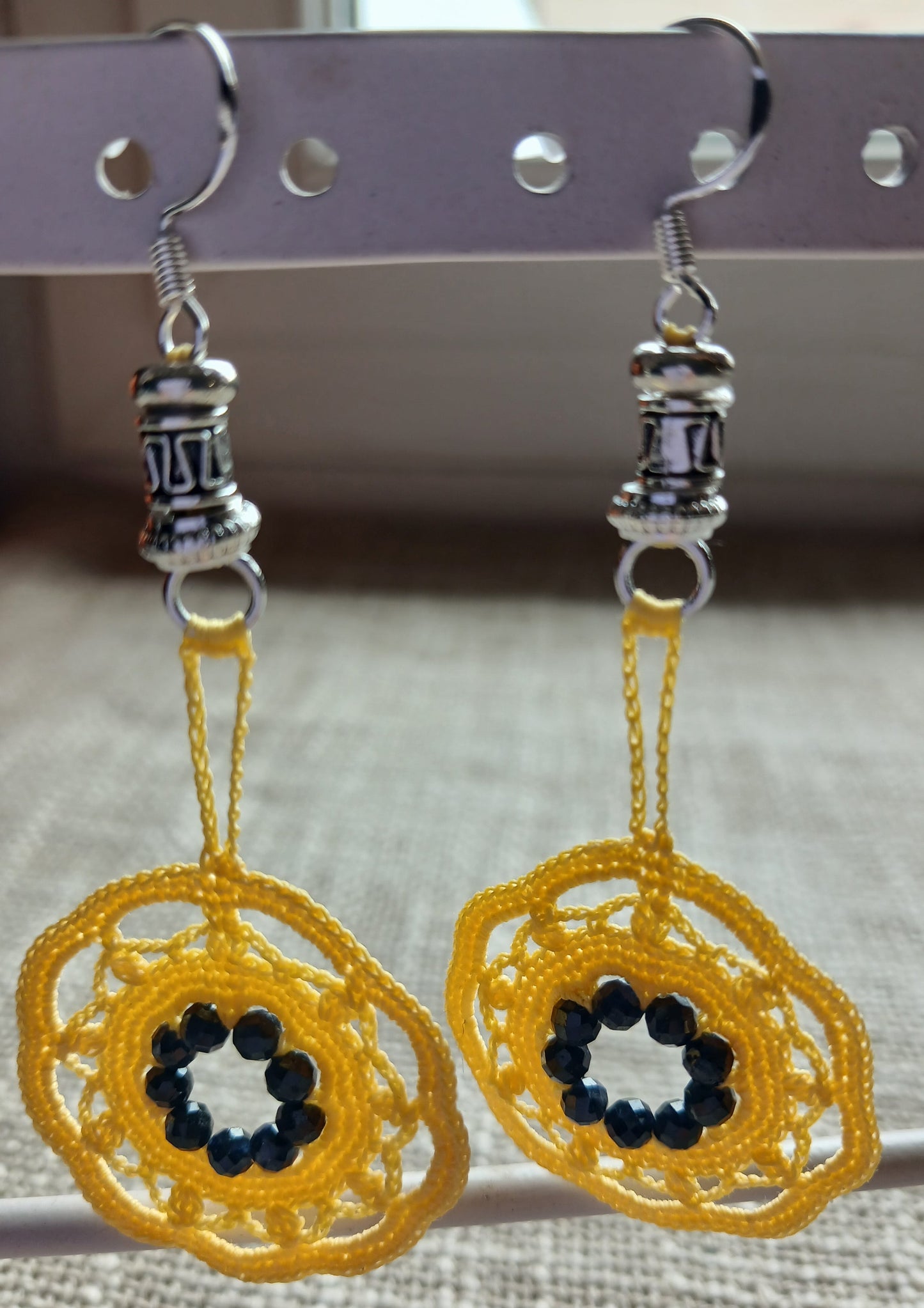 Boucles d'oreilles pendantes coton jaune crocheté avec perles de saphir facettées et crochet argent 925