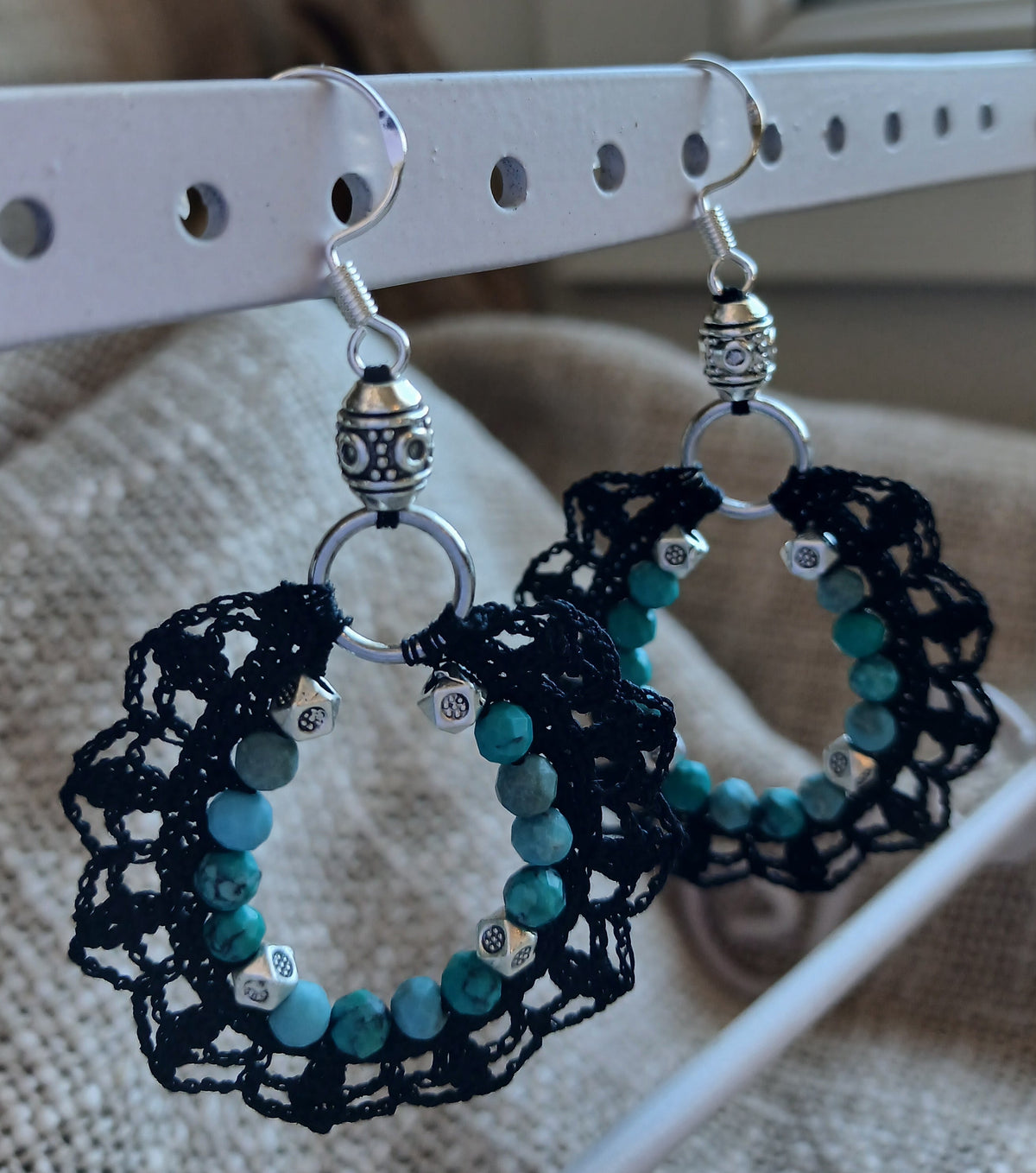 Boucles d'oreilles crochet coton noir avec perles de turquoise naturelles facettées et crochet argent 925