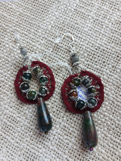 Boucles d'oreilles pendantes — Médaillon bordeaux, agate mousse & goutte agate indienne