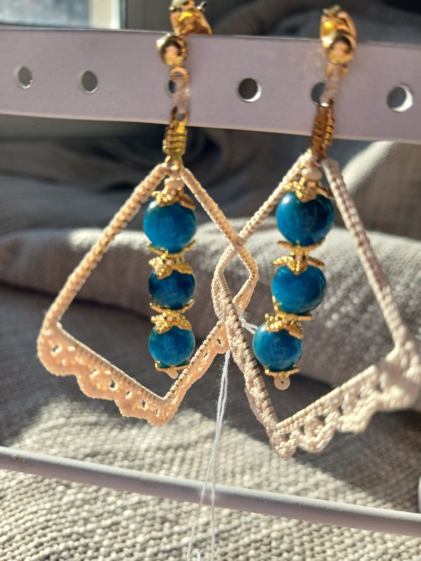 Boucles d'oreilles Crochet Ecru Losange – Perles d'Apatite & Doré