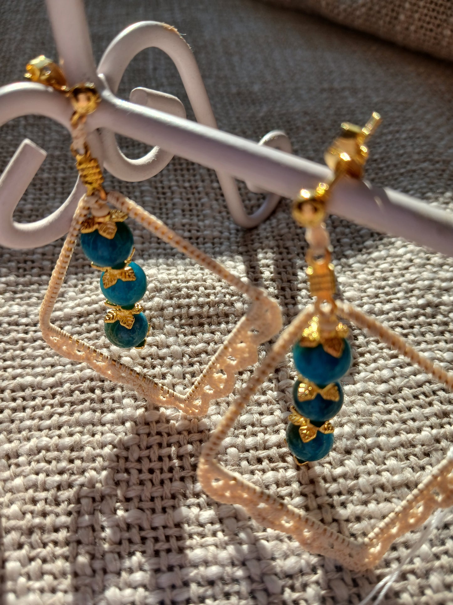 Boucles d'oreilles Crochet Ecru Losange – Perles d'Apatite & Doré