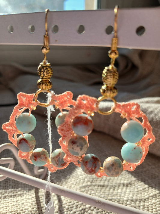 Boucles d'oreilles Crochet Saumon – Perles de Serpentine & Doré