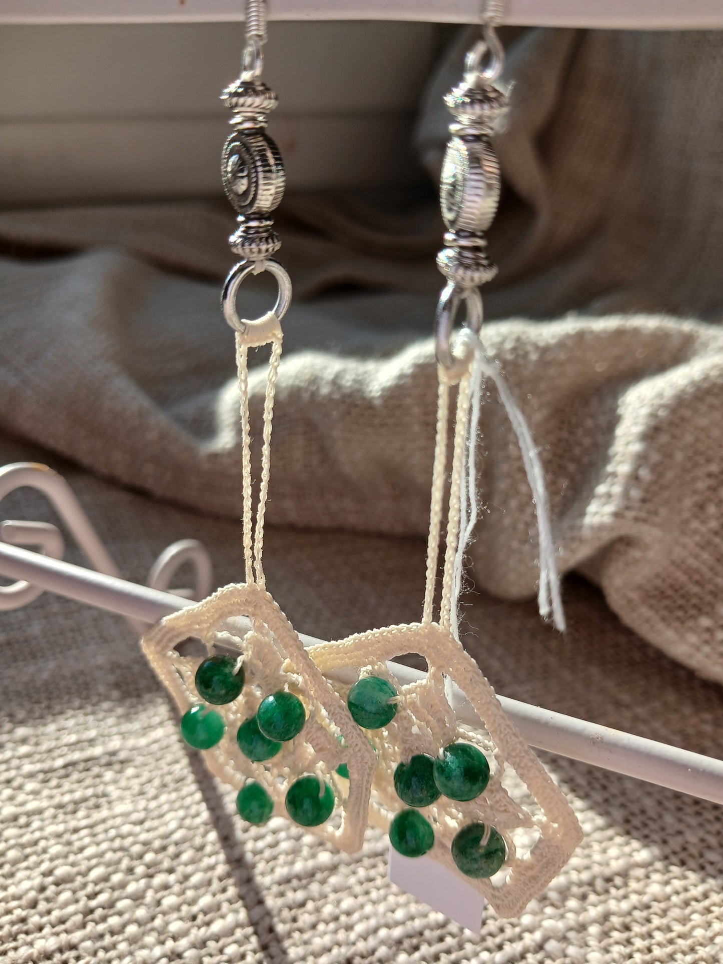 Boucles d'oreilles Crochet Ecru – Perles d'Émeraude & Argent Tibet