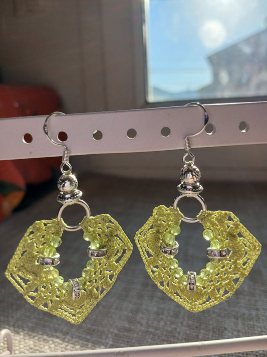 Boucles d'oreilles crochet vert clair & péridot facetté