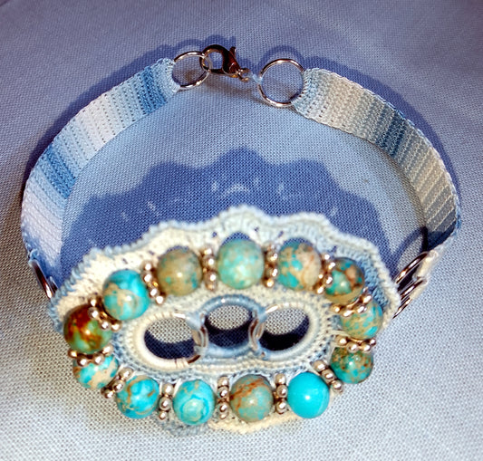 Bracelet bleu perles de turuoises fait main en France crochet artisanal