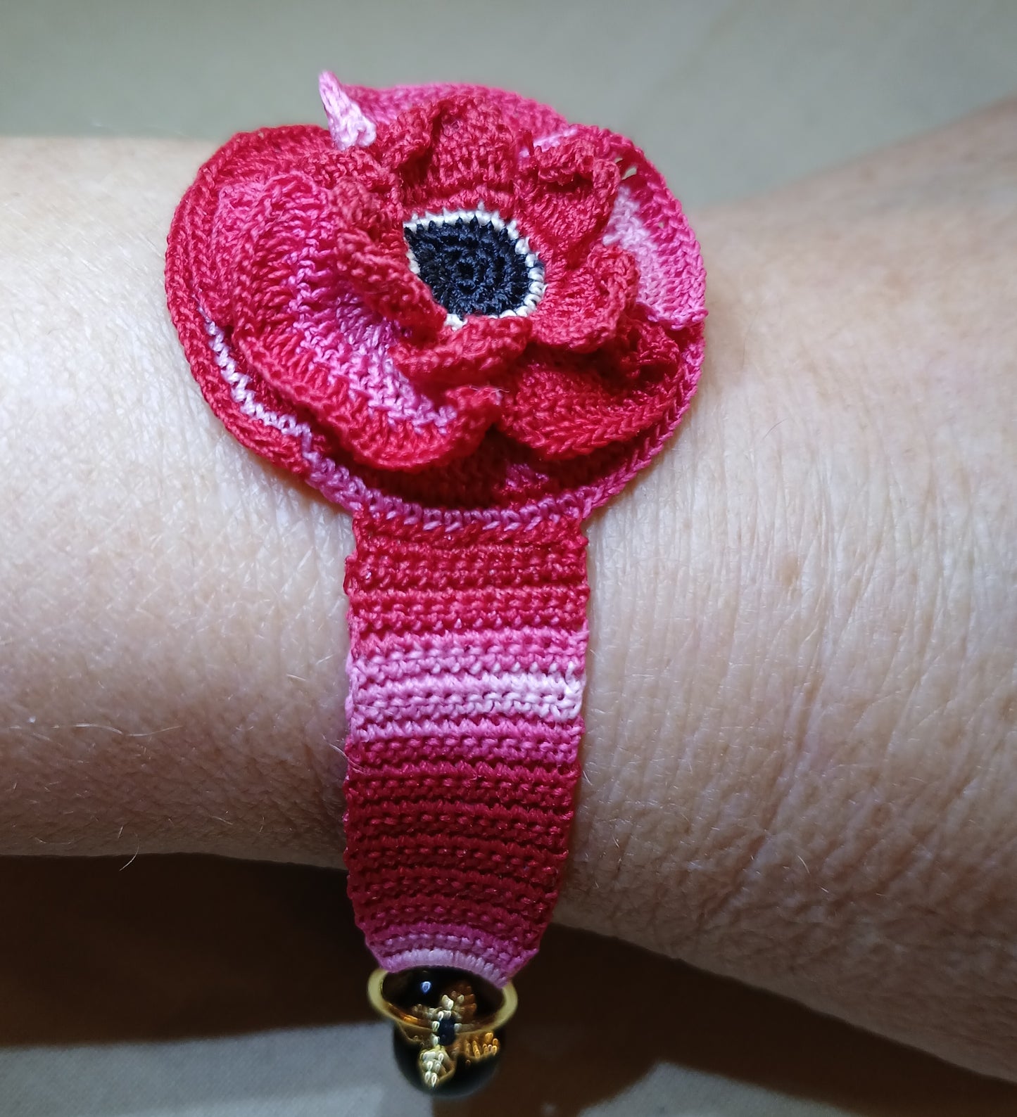 Bracelet Anémone dégradé de rouge perles d'onyx sculpté dragon doré