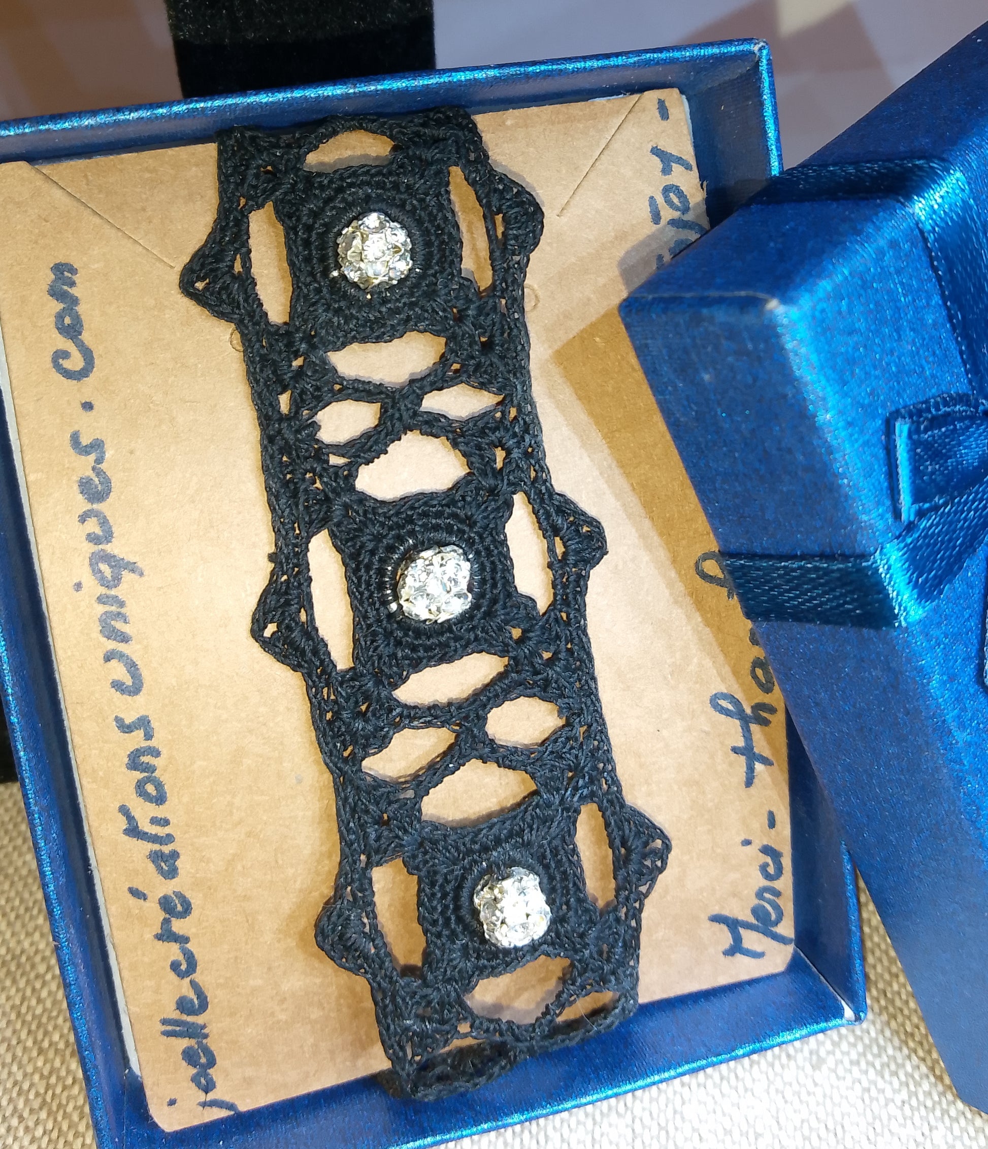 Bracelet noir avec strass fait main en France, crochet artisanal