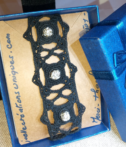 Bracelet noir avec strass fait main en France, crochet artisanal