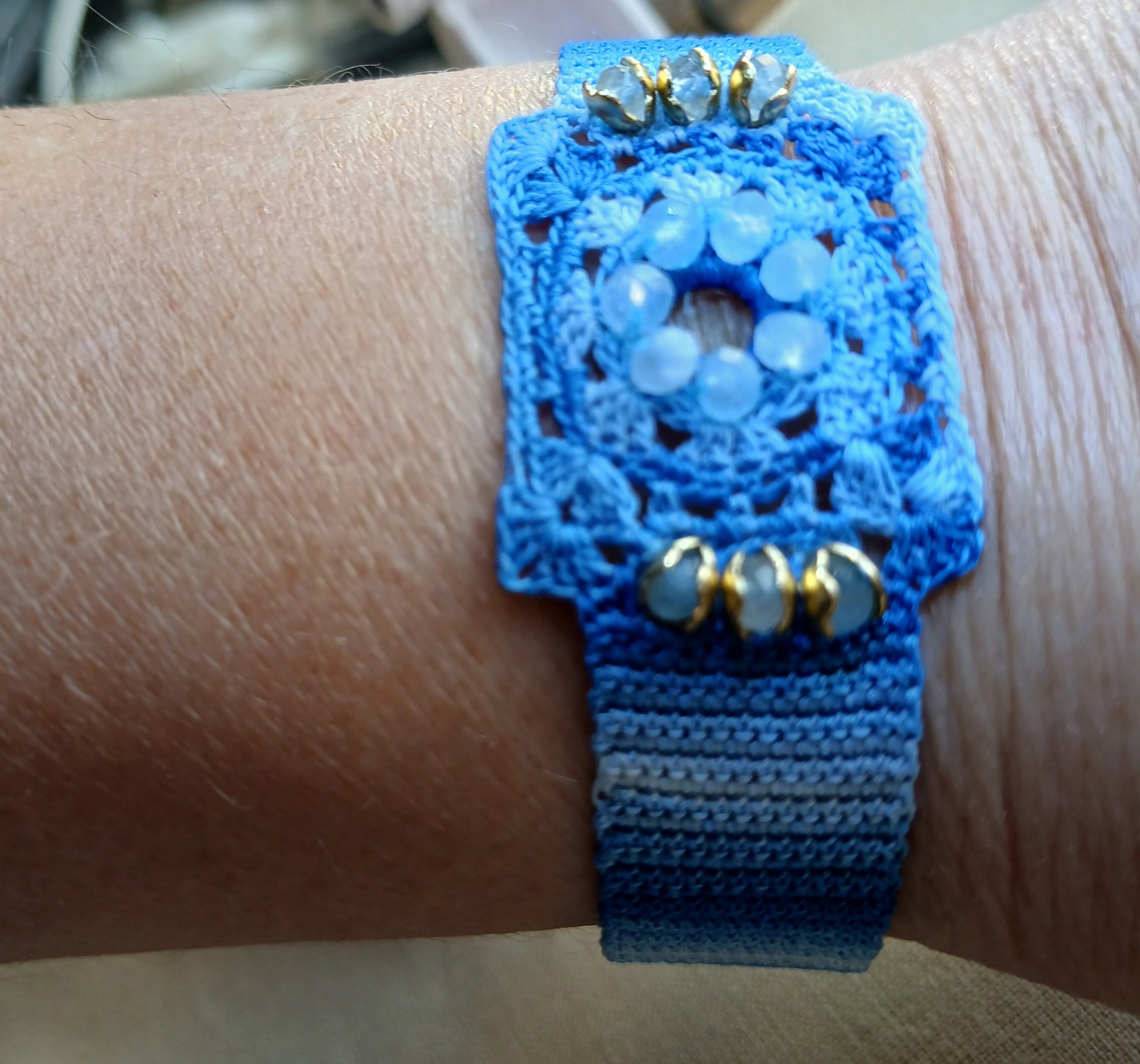 Bracelet en dégradé de bleu perles d'Aiguemarine facetées fait main France crochet artisanal