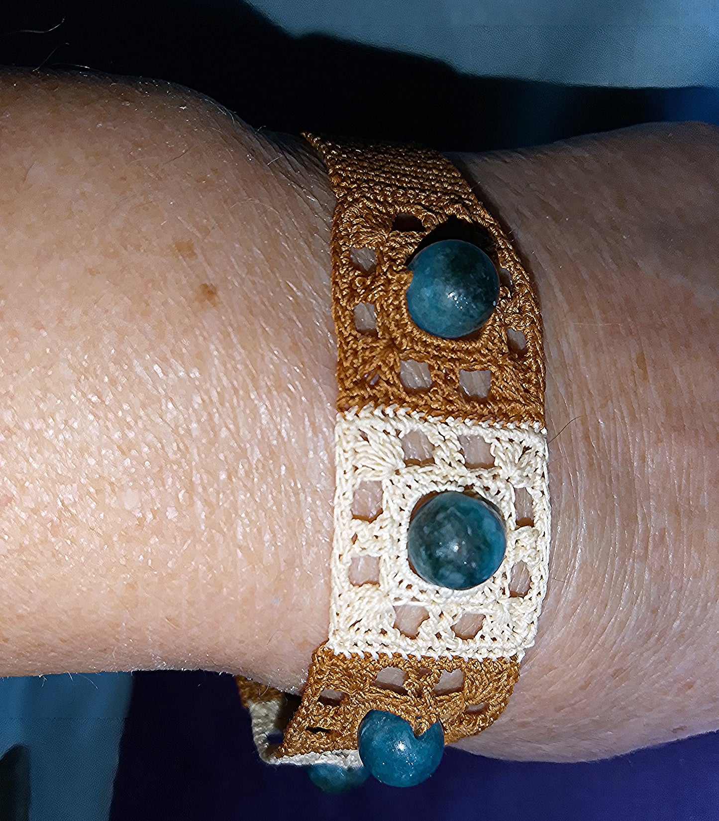 Bracelet Nancy Ann beige et brun perles apatite bleue fait main France crochet artisanal