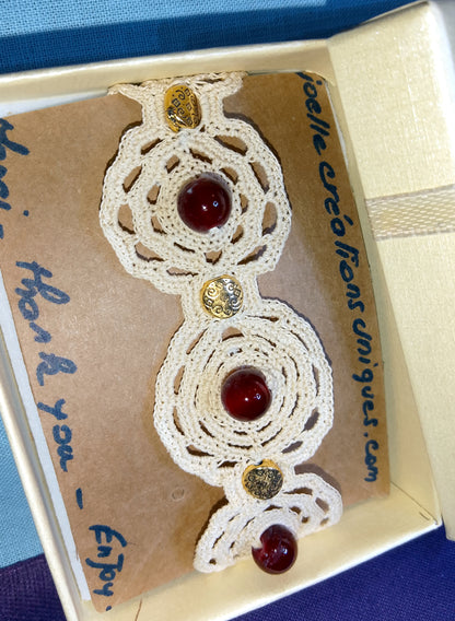 Brcelet beige crochet artisanal fait main en France perles de grenat