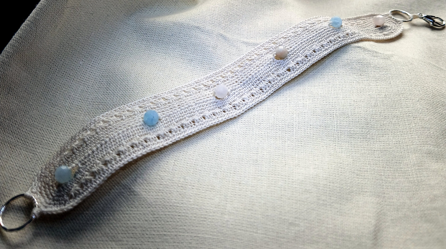 Bracelet beige perles facétées de morganite fait main France crochet artisanal