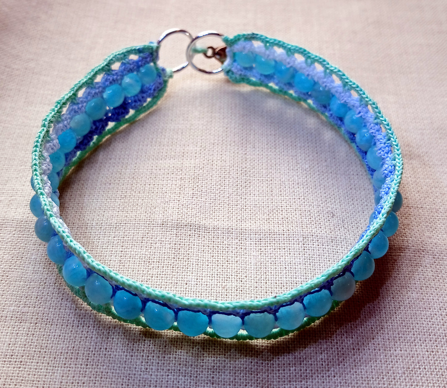 Bracelet dégradé de bleu et vert pâle perles d'amazonite du Pérou fait main France crochet artisanal