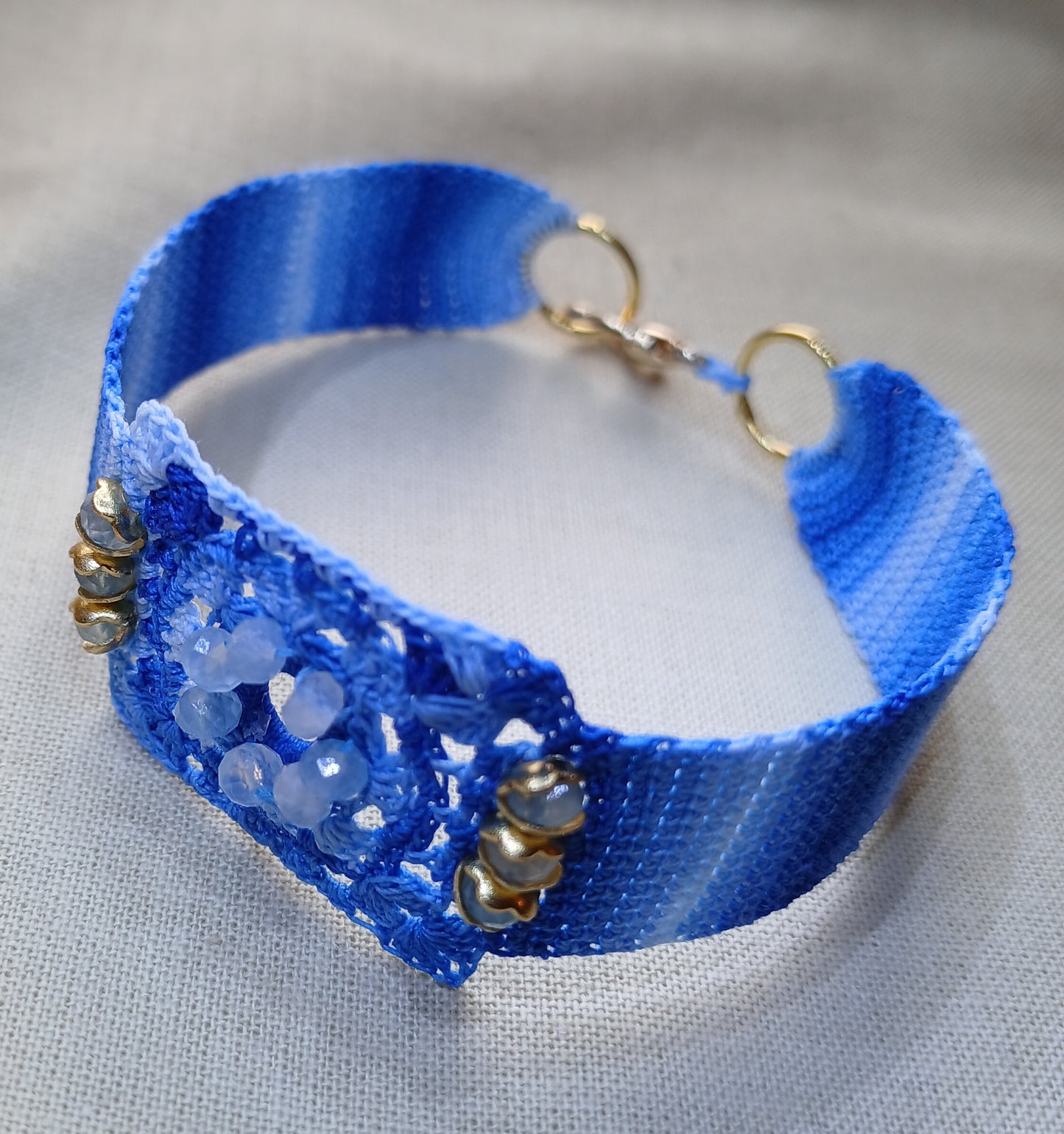 Bracelet en dégradé de bleu perles d'Aiguemarine facetées fait main France crochet artisanal