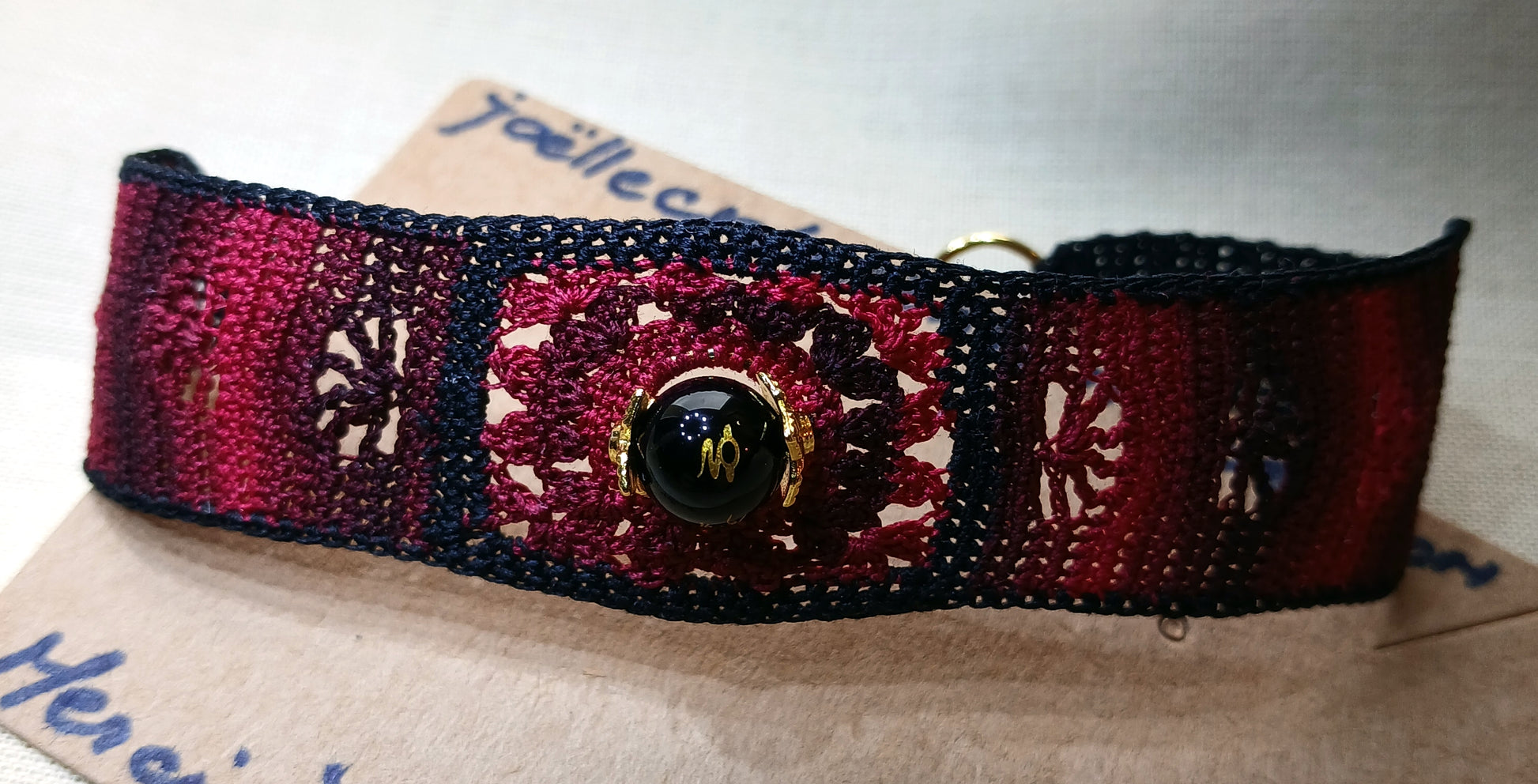 Bracelet dégradé de rouge et noir perles d'Onyx sculpté dragon doré fait main France crochet artsanal