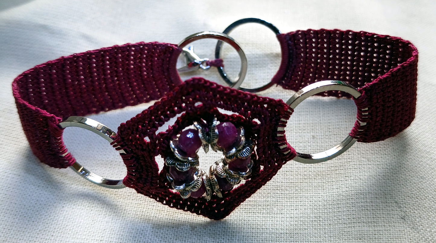 Bracelet grenat perles facétées de rubis  fait main France nneaux laiton plaqué Rhodium crochet artisanal