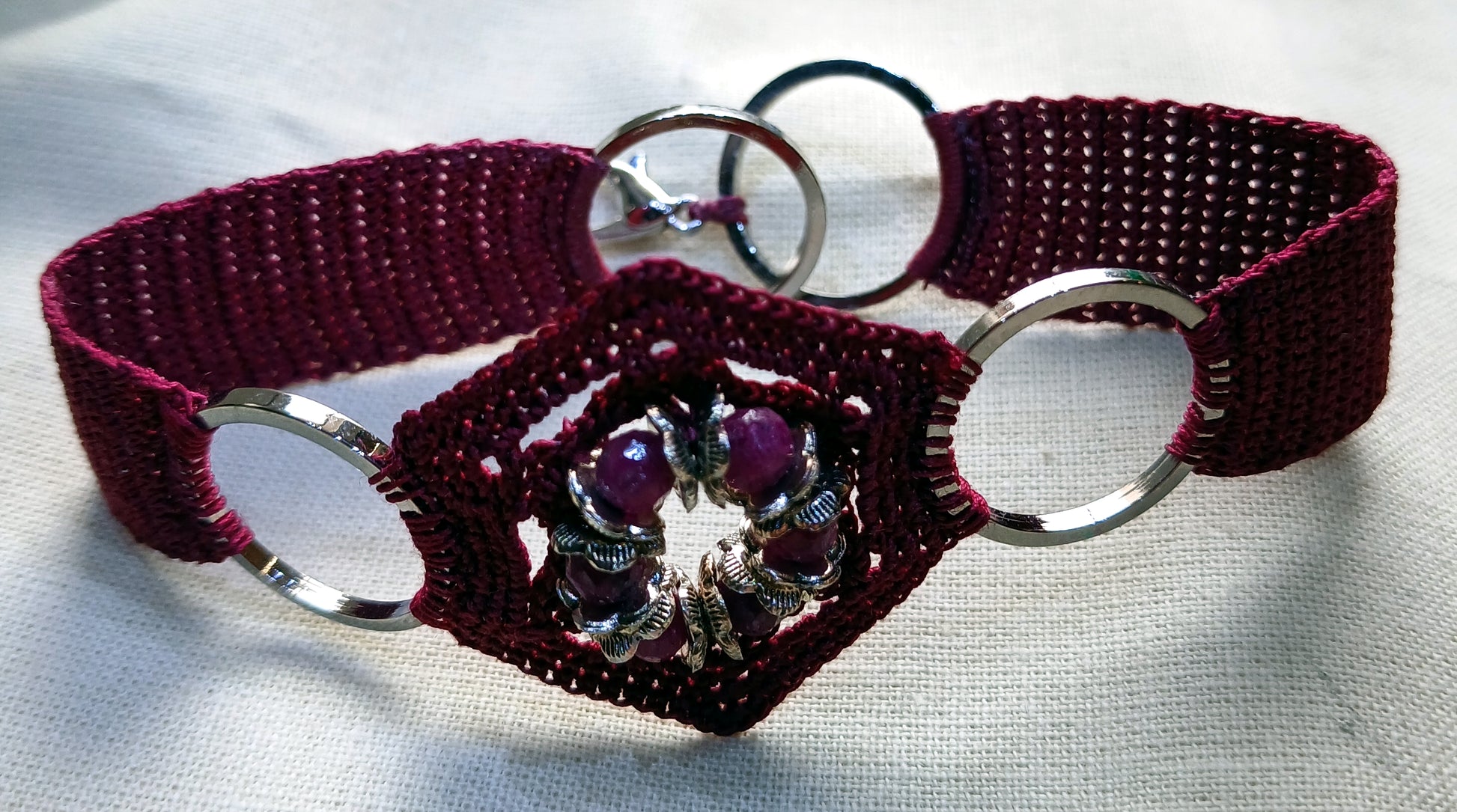 Bracelet grenat perles facétées de rubis  fait main France nneaux laiton plaqué Rhodium crochet artisanal
