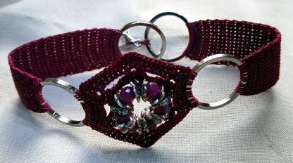 Bracelet grenat perles facétées de rubis  fait main France nneaux laiton plaqué Rhodium crochet artisanal