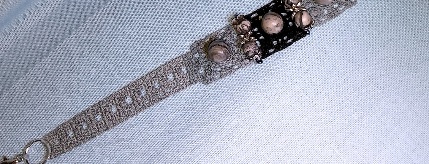 Bracelet gris et noir perles de jaspe Picasso crochet artisanal fait main France