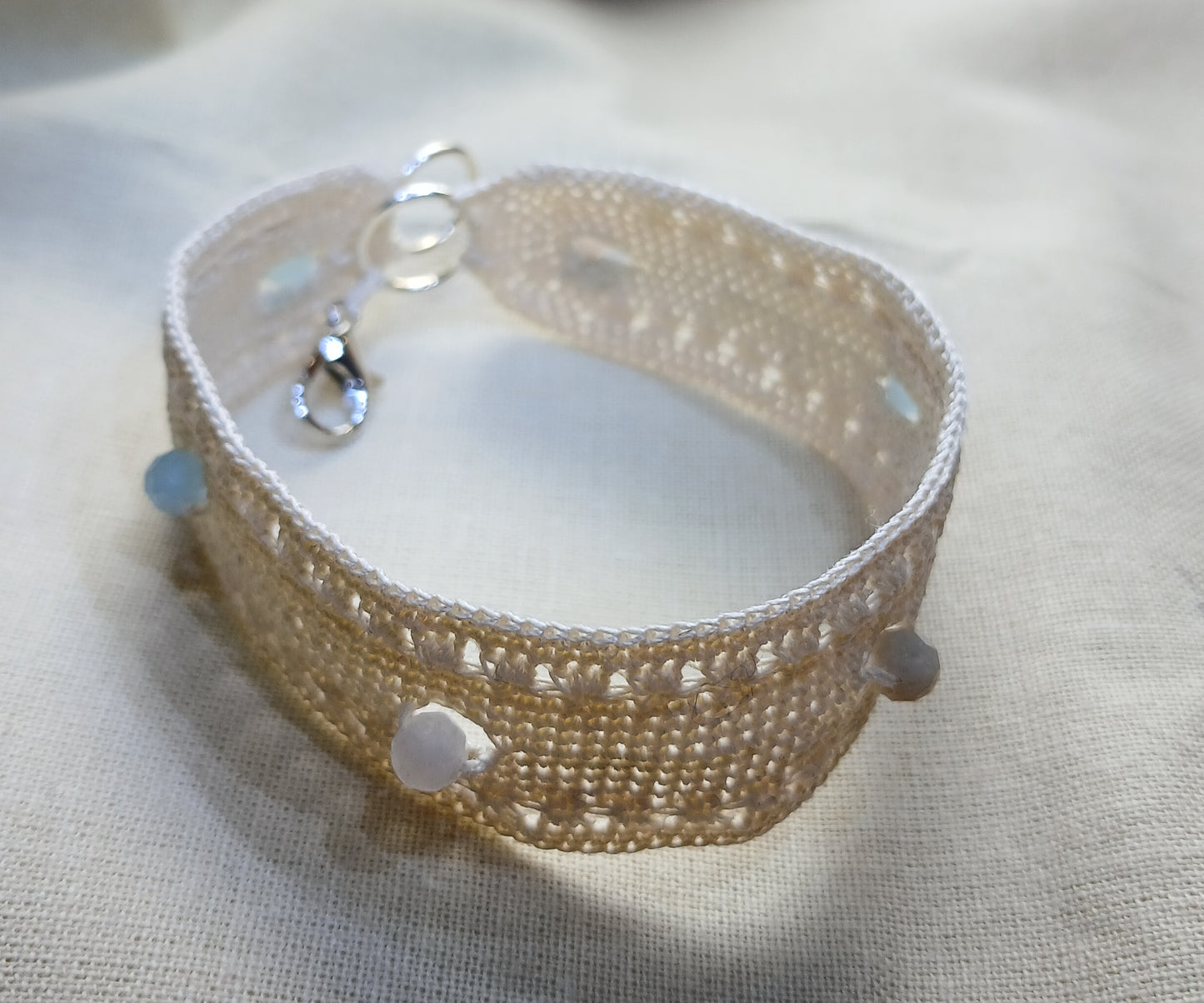 Bracelet beige perles facétées de morganite fait main France crochet artisanal