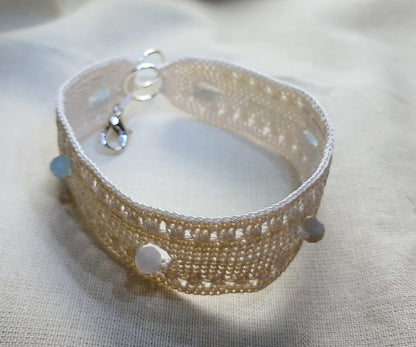 Bracelet beige perles facétées de morganite fait main France crochet artisanal