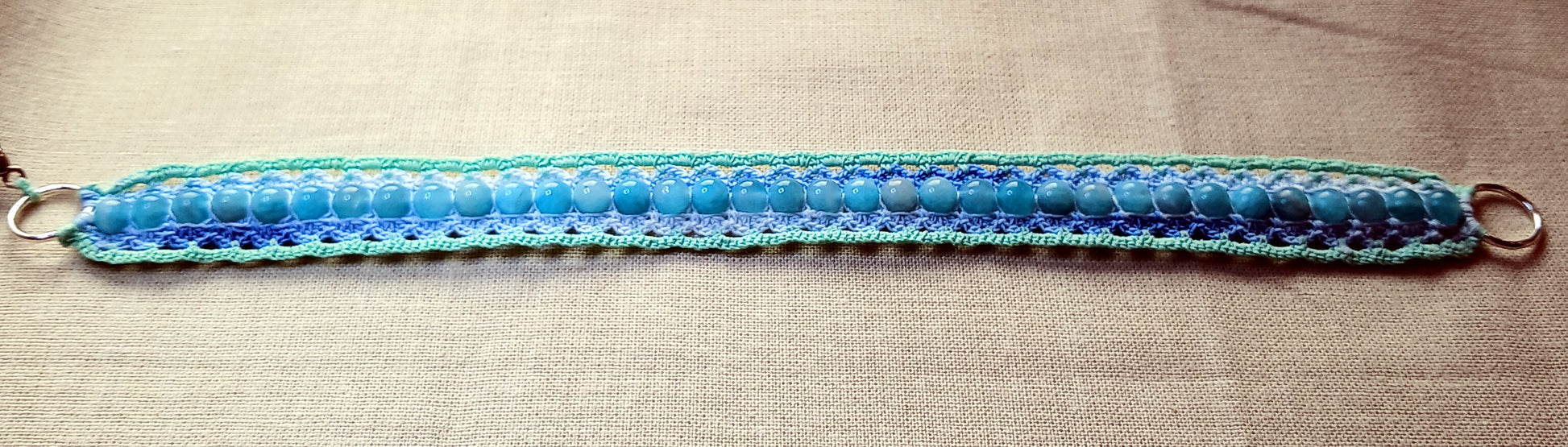 Bracelet dégradé de bleu et vert pâle perles d'amazonite du Pérou fait main France crochet artisanal