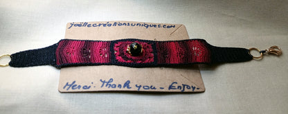 Bracelet dégradé de rouge et noir perles d'Onyx sculpté dragon doré fait main France crochet artsanal