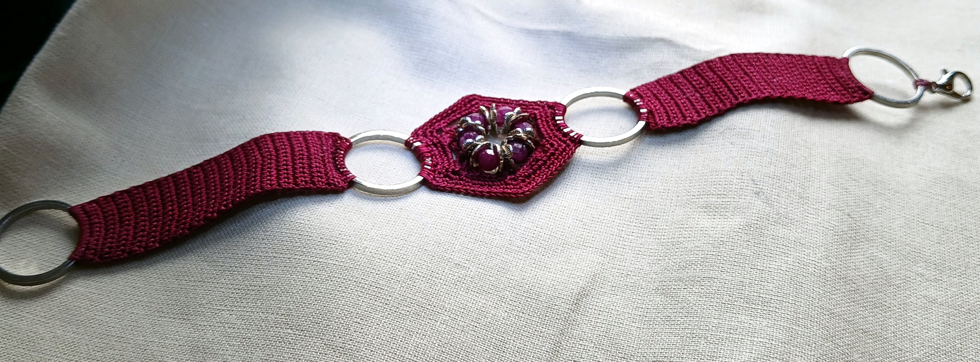 Bracelet grenat perles facétées de rubis  fait main France nneaux laiton plaqué Rhodium crochet artisanal