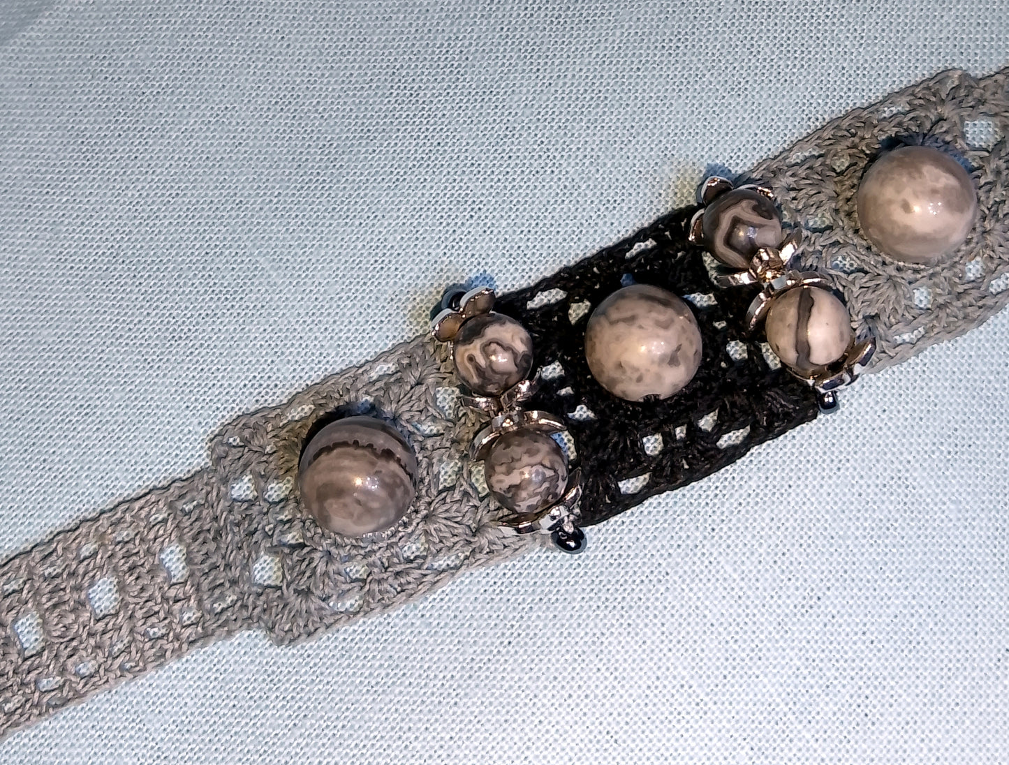 Bracelet gris et noir perles de jaspe Picasso crochet artisanal fait main France
