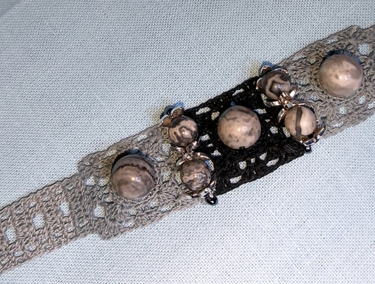 Bracelet gris et noir perles de jaspe Picasso crochet artisanal fait main France