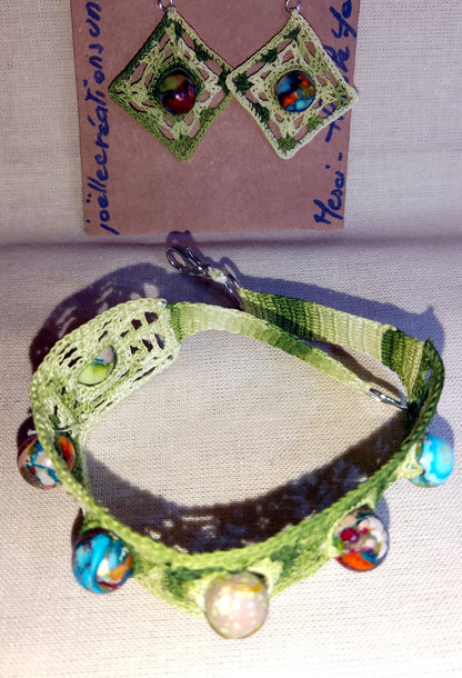 Ensemble Ann bracelet et boucles d'oreilles dégradé de vert perles de jaspe sea sediment fait main France crochet artisanal
