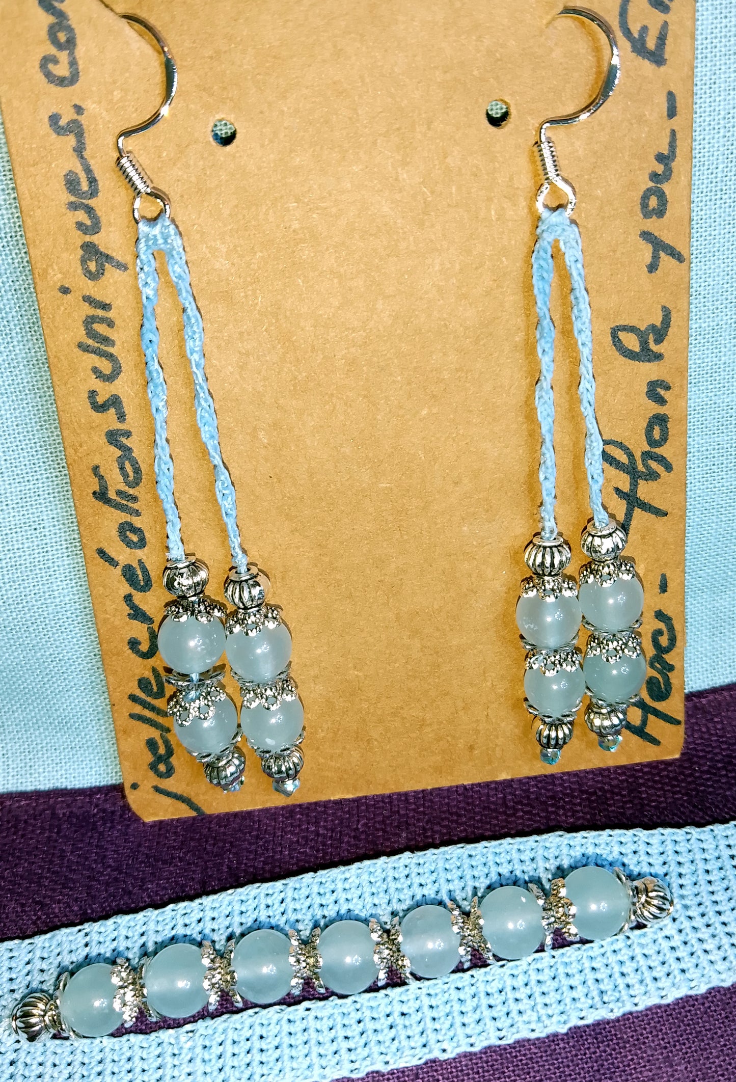 Ensemble Evelyne bleu ciel bracelet et boucles d'oreilles perles de jade gris bleu fait main en France crochet artisanal
